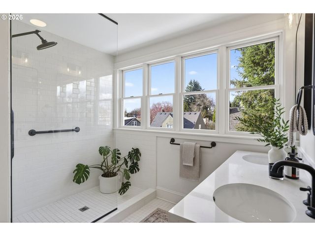 4313 Ne HAZELFERN Pl, Portland, OR 97213