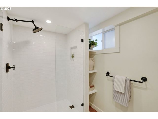 4313 Ne HAZELFERN Pl, Portland, OR 97213