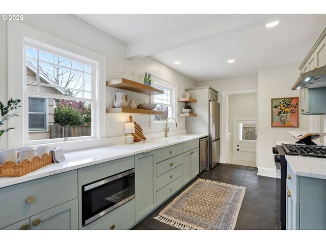 4313 Ne HAZELFERN Pl, Portland, OR 97213