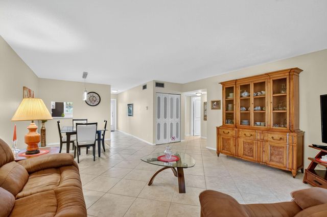 203 Oxford 100, West Palm Beach, FL 33417
