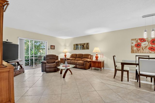 203 Oxford 100, West Palm Beach, FL 33417