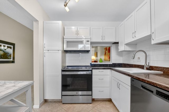 203 Oxford 100, West Palm Beach, FL 33417