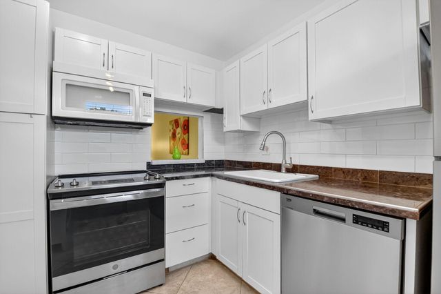 203 Oxford 100, West Palm Beach, FL 33417