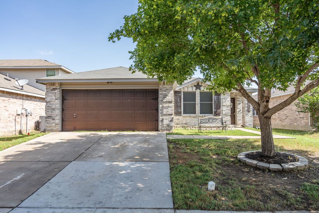 1973 Lariat Drive, Fort Worth, TX 76247