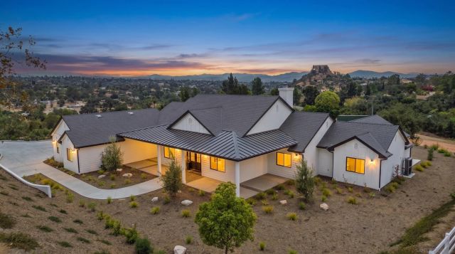 575 Twin Country Lane, Fallbrook, CA 92028
