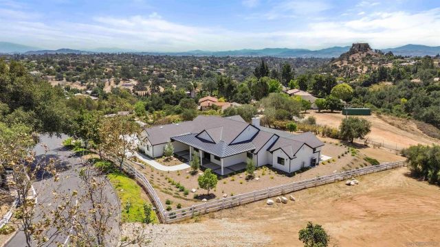 575 Twin Country Lane, Fallbrook, CA 92028