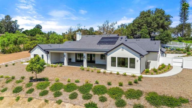 575 Twin Country Lane, Fallbrook, CA 92028