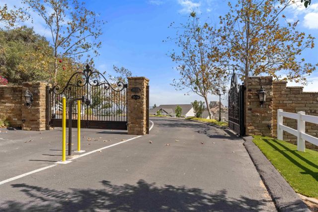 575 Twin Country Lane, Fallbrook, CA 92028