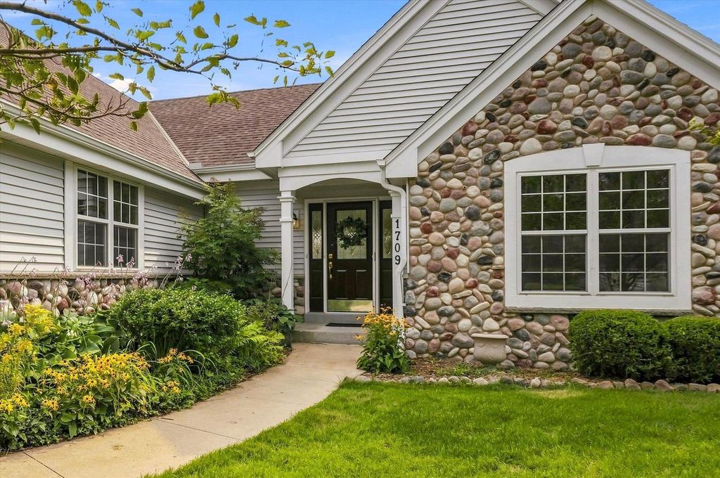 1709 Tumbleweed CIRCLE, West Bend, WI 53095