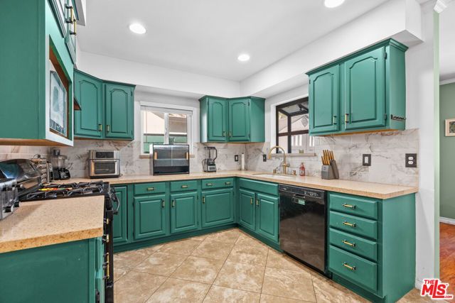 7426 Caldus Avenue, Los Angeles, CA 91406