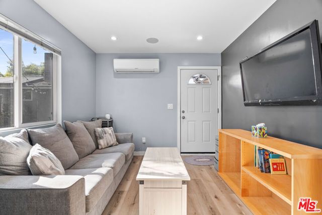 7426 Caldus Avenue, Los Angeles, CA 91406