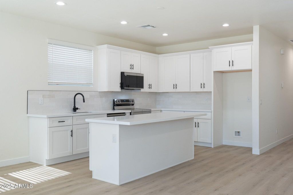 137 W LATONA Road, Phoenix, AZ 85041 — photo 5