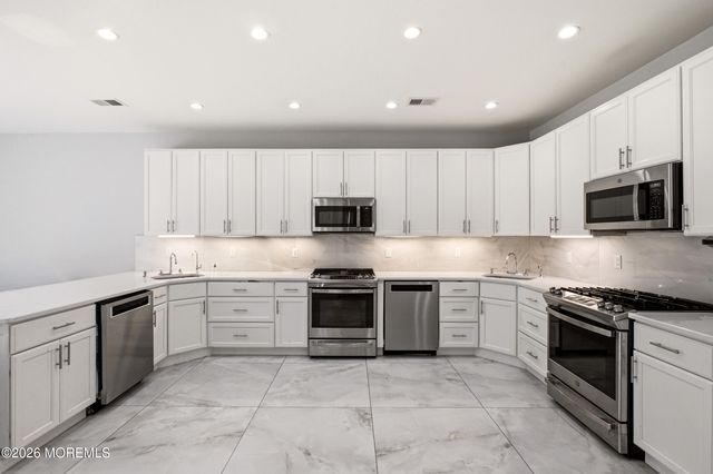 14 Majestic Way, Lakewood, NJ 08701