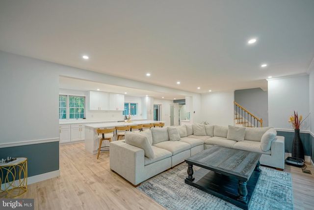536 PERRY DR, Mount Laurel, NJ 08054