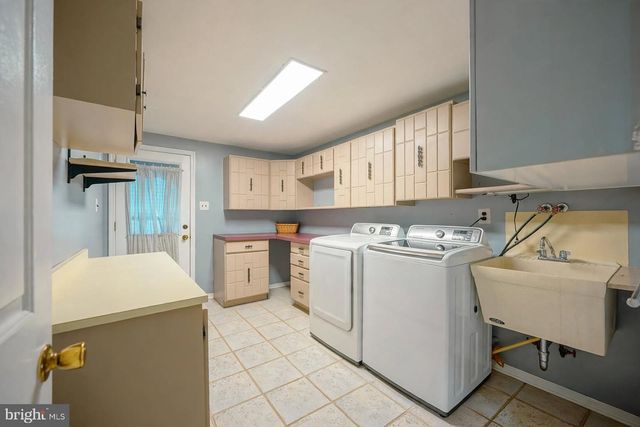 536 PERRY DR, Mount Laurel, NJ 08054