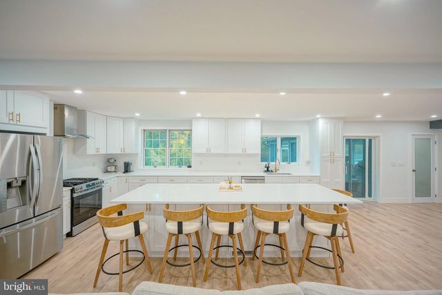 536 PERRY DR, Mount Laurel, NJ 08054