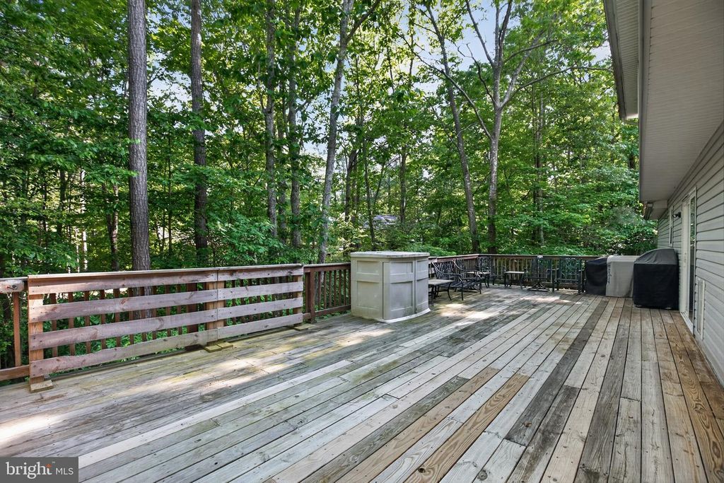Image 28 of property listing at 213 BINNACLE CT, Lusby, MD 20657