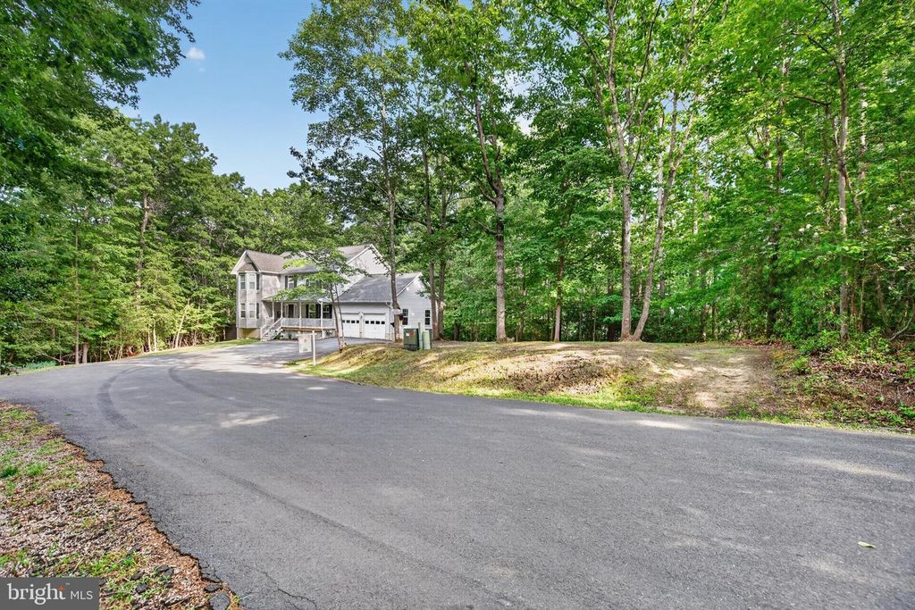 Image 3 of property listing at 213 BINNACLE CT, Lusby, MD 20657