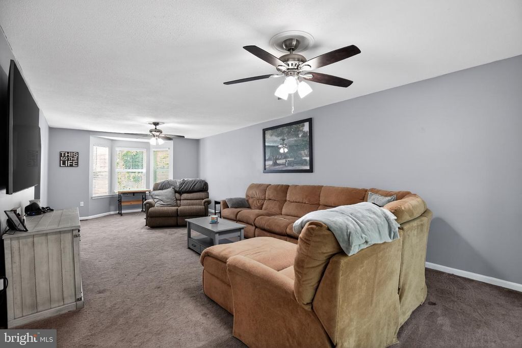 Image 5 of property listing at 213 BINNACLE CT, Lusby, MD 20657