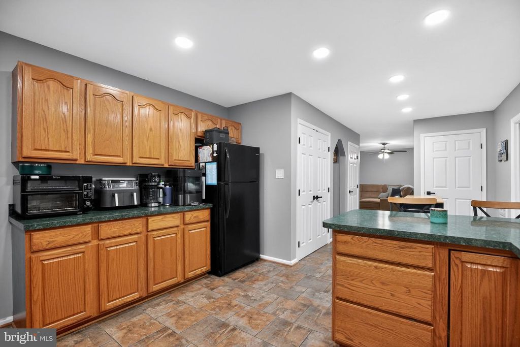 Image 7 of property listing at 213 BINNACLE CT, Lusby, MD 20657