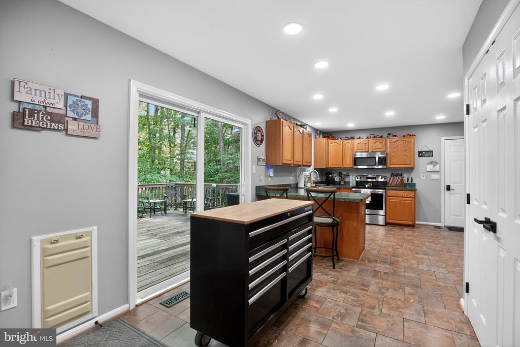 Image 8 of property listing at 213 BINNACLE CT, Lusby, MD 20657