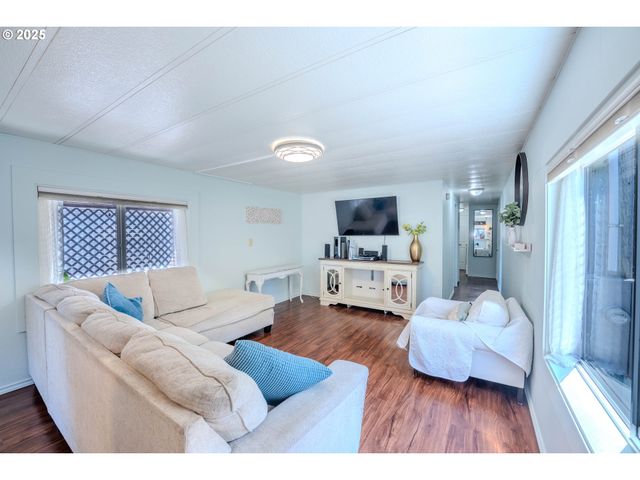 1065 PACIFIC Hwy 4, Woodburn, OR 97071