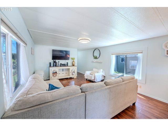 1065 PACIFIC Hwy 4, Woodburn, OR 97071