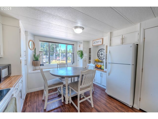 1065 PACIFIC Hwy 4, Woodburn, OR 97071