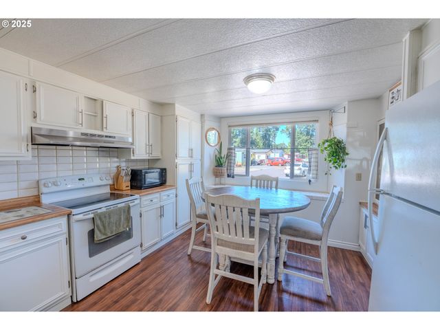 1065 PACIFIC Hwy 4, Woodburn, OR 97071