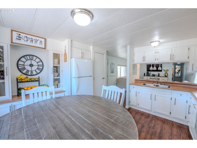 1065 PACIFIC Hwy 4, Woodburn, OR 97071