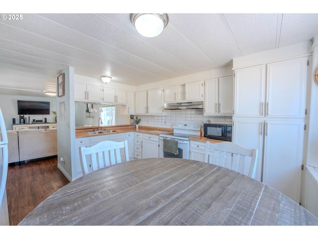 1065 PACIFIC Hwy 4, Woodburn, OR 97071