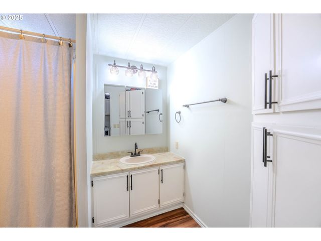 1065 PACIFIC Hwy 4, Woodburn, OR 97071