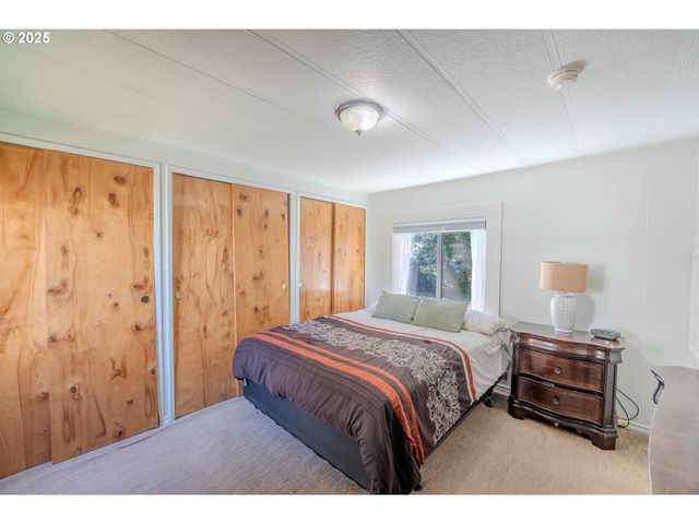 1065 PACIFIC Hwy 4, Woodburn, OR 97071