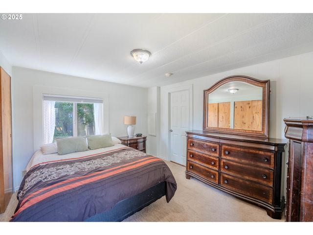 1065 PACIFIC Hwy 4, Woodburn, OR 97071