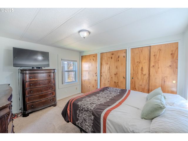 1065 PACIFIC Hwy 4, Woodburn, OR 97071