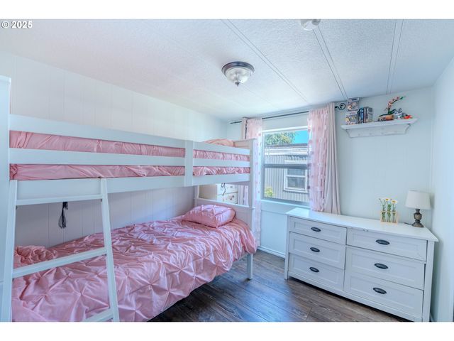 1065 PACIFIC Hwy 4, Woodburn, OR 97071