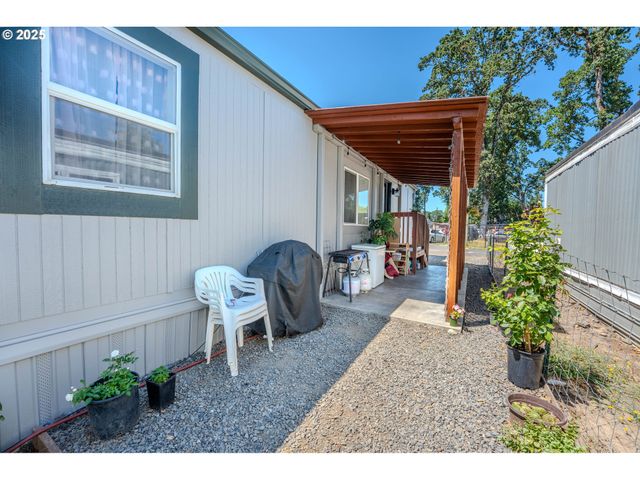 1065 PACIFIC Hwy 4, Woodburn, OR 97071