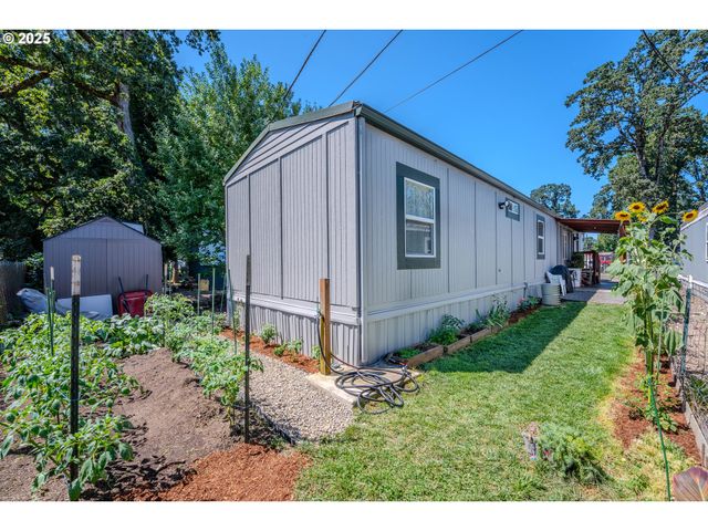 1065 PACIFIC Hwy 4, Woodburn, OR 97071