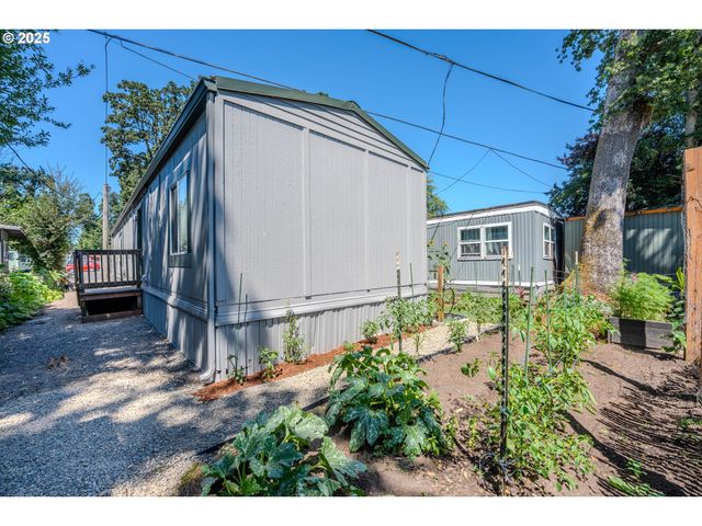 1065 PACIFIC Hwy 4, Woodburn, OR 97071