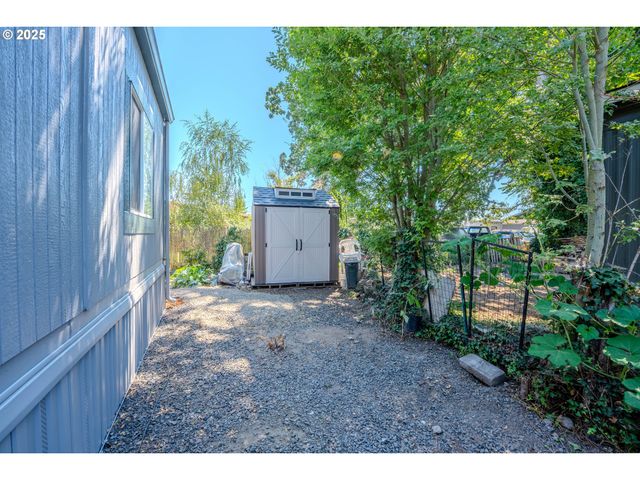 1065 PACIFIC Hwy 4, Woodburn, OR 97071