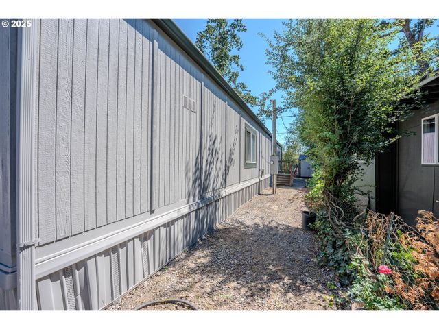 1065 PACIFIC Hwy 4, Woodburn, OR 97071