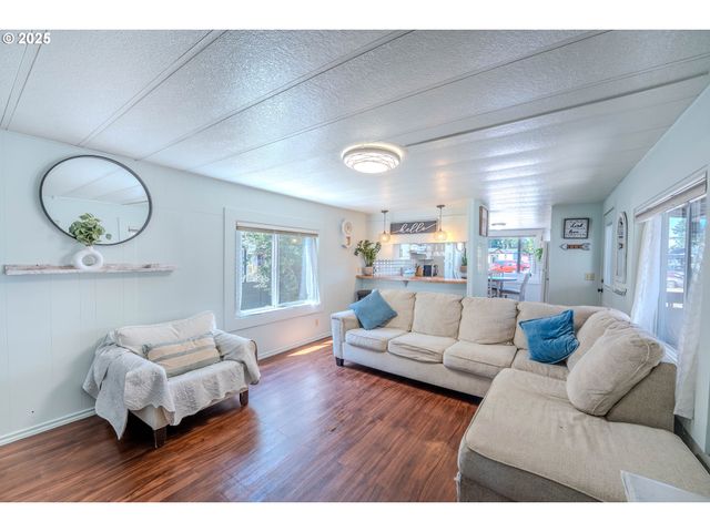 1065 PACIFIC Hwy 4, Woodburn, OR 97071