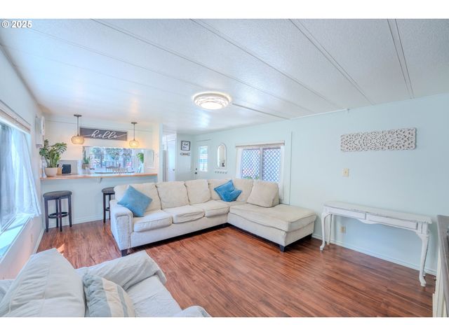 1065 PACIFIC Hwy 4, Woodburn, OR 97071