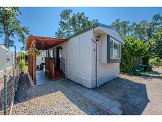 1065 PACIFIC Hwy 4, Woodburn, OR 97071