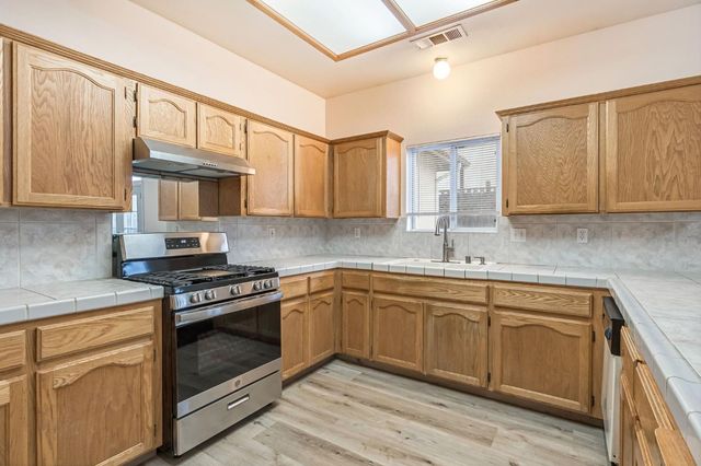 2095 Independence Place, Hanford, CA 93230