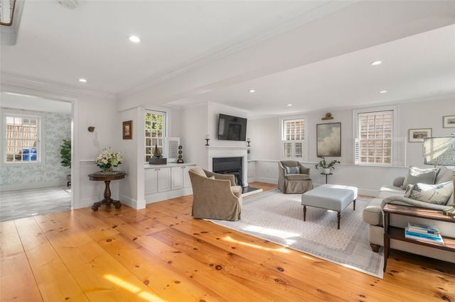 30 Thames Street, Newport, RI 02840