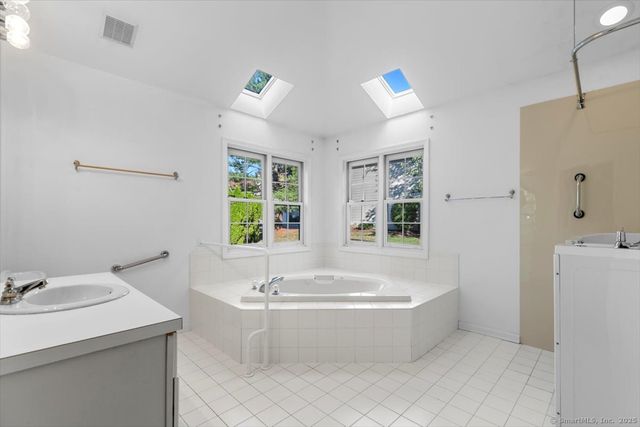 39 L Hermitage Drive 39, Shelton, CT 06484