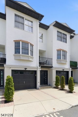 7 Harbor Front Ct. Unit C7 C7, Elizabeth City, NJ 07206