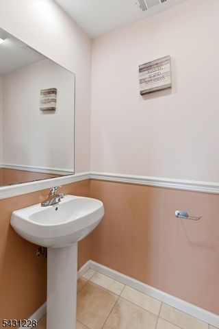 7 Harbor Front Ct. Unit C7 C7, Elizabeth City, NJ 07206