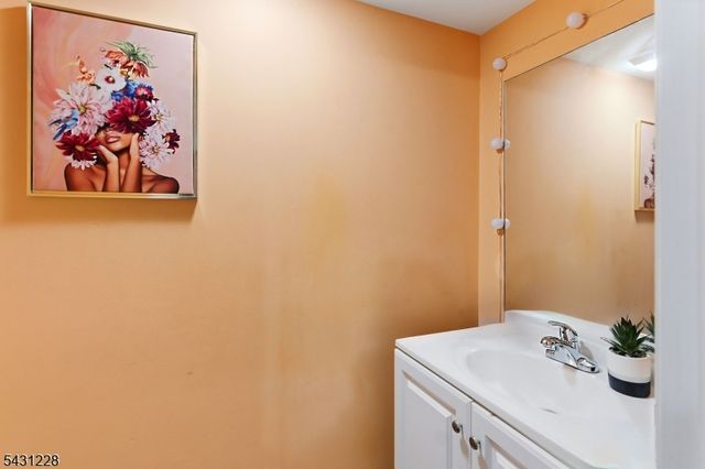 7 Harbor Front Ct. Unit C7 C7, Elizabeth City, NJ 07206